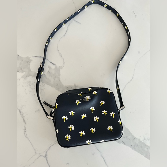 Kate Spade Newbury Lane Daisy Toss Cammie
Crossbody Bag - Picture 2 of 6